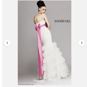 Impresionante vestido de fiesta de terciopelo con lunares y volantes de Sherri Hill imagen 7
