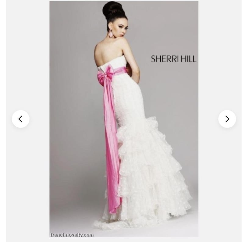 Impresionante vestido de fiesta de terciopelo con lunares y volantes de Sherri Hill imagen 7