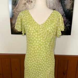 Hübsches Vintage 90er Jahre Adrianna Pall Seidengrünes Polka Dot Asymmetrisches Kleid Bild 3