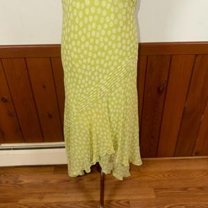 Hübsches Vintage 90er Jahre Adrianna Pall Seidengrünes Polka Dot Asymmetrisches Kleid Bild 4