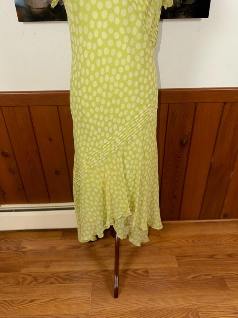 Hübsches Vintage 90er Jahre Adrianna Pall Seidengrünes Polka Dot Asymmetrisches Kleid Bild 4