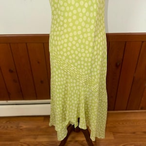 Hübsches Vintage 90er Jahre Adrianna Pall Seidengrünes Polka Dot Asymmetrisches Kleid Bild 8