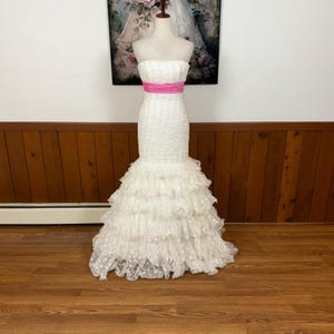 Impresionante vestido de fiesta de terciopelo con lunares y volantes de Sherri Hill imagen 2