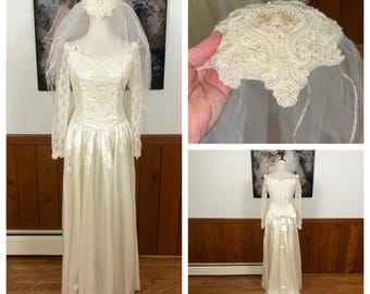 Fabelhaftes Vintage 1960er/70er Jahre Ivory Satin Brautkleid mit Kappen Schleier