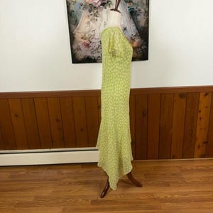Hübsches Vintage 90er Jahre Adrianna Pall Seidengrünes Polka Dot Asymmetrisches Kleid Bild 5