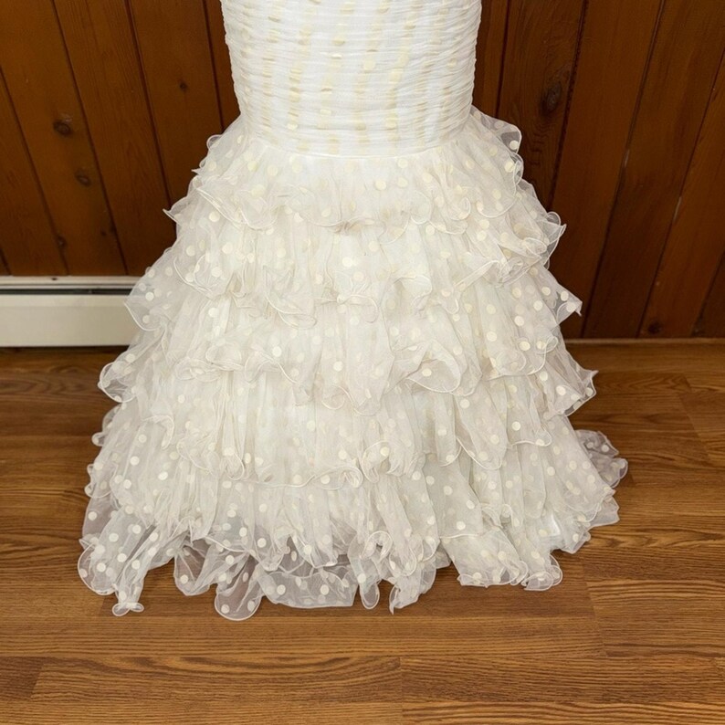 Impresionante vestido de fiesta de terciopelo con lunares y volantes de Sherri Hill imagen 3