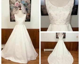 Precioso vestido de novia vintage estilo Y2K de Pronovias, modelo St. Patrick, corte imperio.