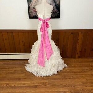 Impresionante vestido de fiesta de terciopelo con lunares y volantes de Sherri Hill imagen 5