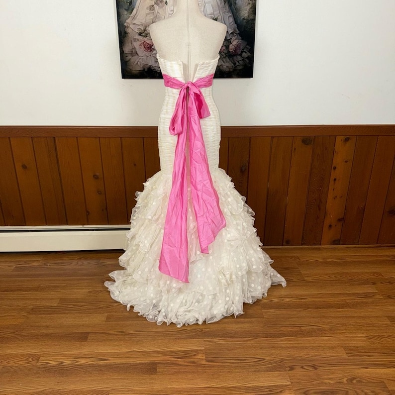 Impresionante vestido de fiesta de terciopelo con lunares y volantes de Sherri Hill imagen 5