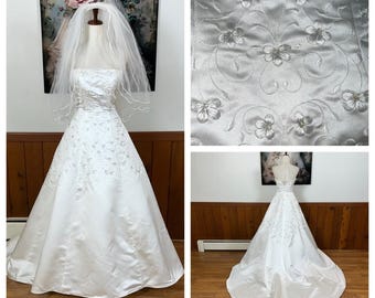Beautiful Vintage 90s Gloria Vanderbilt Embroidered Satin Wedding Gown & Veil!