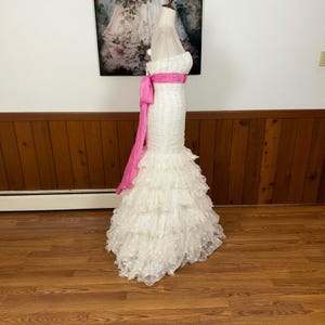 Impresionante vestido de fiesta de terciopelo con lunares y volantes de Sherri Hill imagen 4