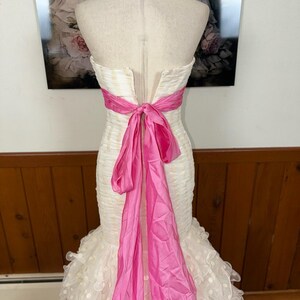 Impresionante vestido de fiesta de terciopelo con lunares y volantes de Sherri Hill imagen 6