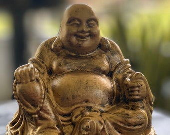 Escultura de Buda feliz impresa en 3D y pintada a mano