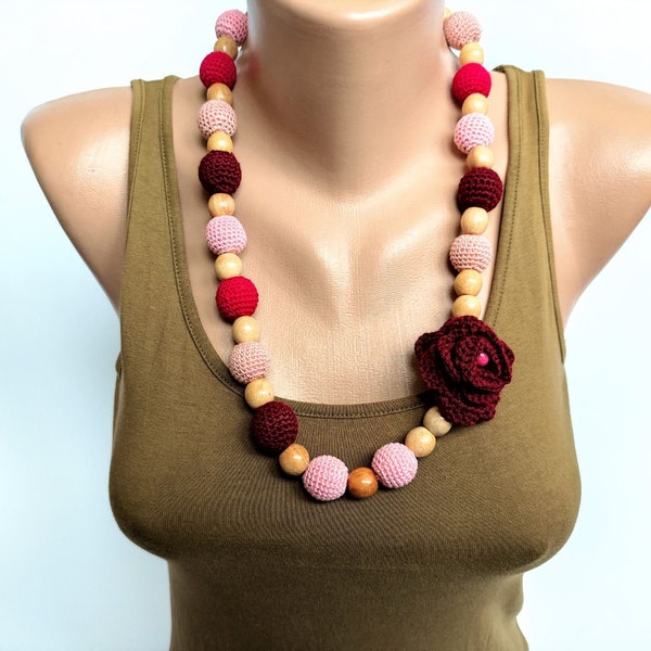 Collier rose bordeaux, collier de fleurs, collier floral, collier de perles en bois, collier de perles au crochet, collier de perles de bois, collier long et épais