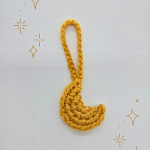 Small crochet moon bag charm, crochet moon keychain, crescent moon amigurumi keychain, moon lover gift, celestial keychain