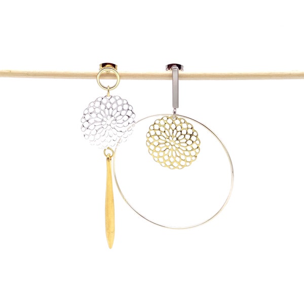 Boucles d'Oreilles Asymétriques Light Gold et Argentées - Estampes Rosace