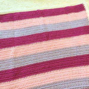 Cobertor de bebê de crochê feito à mão: mistura de acrílico listrado macio, 33 x 26 pol.