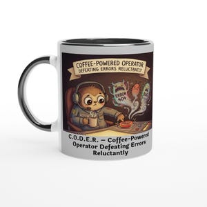 Op de afbeelding: Witte koffiemok met een zwart interieur en handvat. De mok heeft een cartoon luiaard operator met de tekst "COFFEE-POWERED OPERATOR DEFEATING ERRORS RELUCTANTLY". Het ontwerp bevat "ERROR 404" en "BUG" graphics.