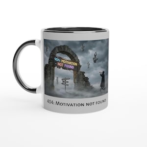 Könnte beinhalten: Weiße Keramik-Kaffeetasse mit schwarzem Henkel und Rand. Die Tasse zeigt ein surreales Bild eines Torbogens mit dem Text "404: Motivation Not Found". Eine Figur mit einem Teleskop steht in der Nähe. Der gleiche Text ist unten aufgedruckt.