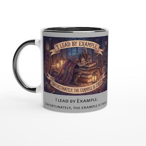 Mug Fated Leader – Plaisanterie « Montrer l'exemple » – Cadeau amusant pour manager – Tasse à café humoristique au bureau – Mème sur le lieu de travail