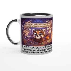 Könnte beinhalten: Weiße Keramiktasse mit schwarzem Innenraum und Henkel. Die Tasse zeigt eine Cartoon-Illustration eines Roten Pandas mit Brille, der ein Bedienfeld bedient. Der Text auf der Tasse lautet "DEPLOYING EVERYTHING, VERSIONING ENDLESSLY ~ LIVING ON PANIC-ENERGY RESERVES."