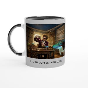 Könnte beinhalten: Weißer Keramikbecher mit schwarzem Innenraum und Griff. Der Becher zeigt eine farbenfrohe Illustration einer Person im Laborkittel mit dem Text "I TURN COFFEE INTO CODE". Das Bild hat ein Steampunk-Thema.