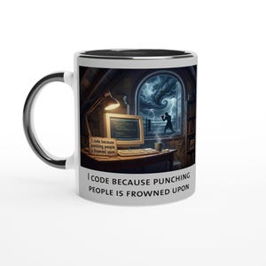 Könnte beinhalten: Weißer Keramikbecher mit schwarzem Innenraum und Henkel. Der Becher hat ein humorvolles Design mit dem Text "I CODE BECAUSE PUNCHING PEOPLE IS FROWNED UPON." Das Bild auf dem Becher zeigt einen Computer und eine Boxszene.