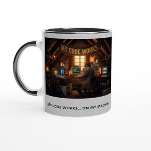 Könnte beinhalten: Weißer Keramikbecher mit schwarzem Innenraum und Henkel. Der Becher zeigt ein detailliertes Bild einer Person, die in einem Raum im Steampunk-Stil codiert. Der Text auf dem Becher lautet "MY CODE WORKS... ON MY MACHINE."