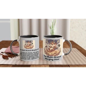 Könnte beinhalten: Zwei Keramik-Kaffeetassen mit schwarzem Innenraum und Griff. Jede Tasse zeigt einen Cartoon-Otter mit Brille und Hammer, mit dem Text "The Multi-Branch Merging Otter". Die Tassen stehen auf einem Holztisch.