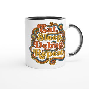 Pode incluir: Caneca de cerâmica branca com borda e alça pretas. A caneca apresenta o texto "Eat. Sleep. Debug. Repeat" em uma fonte retrô com redemoinhos nas cores laranja, amarelo, azul e marrom. A caneca é projetada para bebidas quentes.