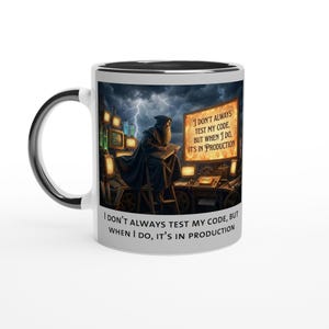 Könnte beinhalten: Weißer Keramikbecher mit schwarzem Innenraum und Griff. Der Becher zeigt eine Zauberer-Illustration mit dem Text "I DON'T ALWAYS TEST MY CODE, BUT WHEN I DO, IT'S IN PRODUCTION". Ein Scherzartikel.