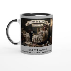Mug Fated Leader – Plaisanterie « Montrer l'exemple » – Cadeau amusant pour manager – Tasse à café humoristique au bureau – Mème sur le lieu de travail