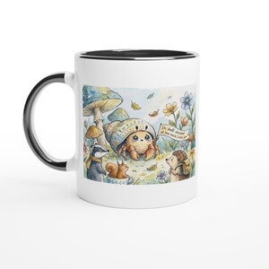 Puede incluir: Taza de cerámica blanca con borde y asa negros. La taza presenta una ilustración caprichosa de un cangrejo ermitaño, un erizo, una ardilla y un tejón en un entorno forestal. El texto en la taza dice: "Estoy conmocionado por lo mucho que te echo de menos."