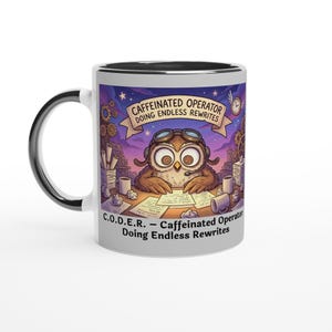 Könnte beinhalten: Weißer Keramikbecher mit schwarzem Innenraum und Henkel. Der Becher zeigt eine Cartoon-Eule mit Brille und Headset, mit dem Text "Caffeinated Operator Doing Endless Rewrites".