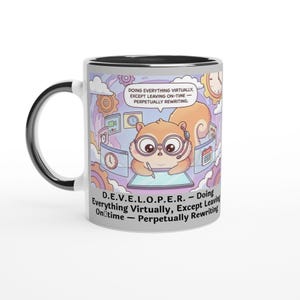 Könnte beinhalten: Weißer Keramikbecher mit schwarzem Henkel und Rand, mit einem Cartoon-Eichhörnchen mit Brille und Headset, das an einem Tablet arbeitet. Der Becher hat den Text "D.E.V.E.L.O.P.E.R. - Doing Everything Virtually, Except Leaving On-time - Perpetually Rewriting."