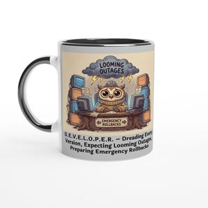 Könnte beinhalten: Weiße Keramiktasse mit schwarzem Henkel und Rand. Die Tasse zeigt eine Cartoon-Eule unter einer Wolke mit Blitzen und dem Text "LOOMING OUTAGES". Darunter steht der Text "D.E.V.E.L.O.P.E.R."