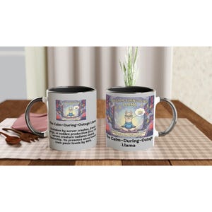 Könnte beinhalten: Zwei Keramikbecher mit schwarzen Rändern und Griffen. Jeder Becher zeigt ein Cartoon-Lama, das meditiert, mit dem Text "The Calm-During-Outage Llama". Die Becher stehen auf einem Holztisch mit einer gemusterten Tischdecke.