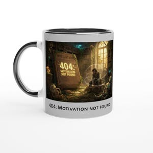 Könnte beinhalten: Weißer Keramikbecher mit schwarzem Innenraum und Henkel. Der Becher zeigt eine Fantasy-Illustration mit dem Text "404: Motivation Not Found". Das Kunstwerk zeigt eine Person in einer Bibliothek.