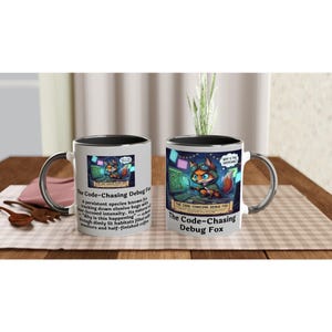 Könnte beinhalten: Zwei weiße Keramikbecher mit schwarzem Innenraum und silbernen Griffen. Jeder Becher zeigt einen Cartoon-Fuchs-Charakter mit Brille, der an einem Computer arbeitet. Der Text "The Code-Chasing Debug Fox" ist auf den Bechern aufgedruckt.
