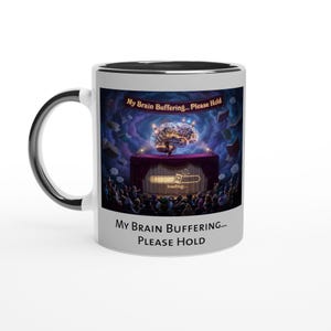 Puede incluir: Un letrero de madera rústico con la palabra "Welcome" escrita a mano. El letrero está pintado de blanco con un acabado envejecido, y un pequeño corazón decorativo está adjunto en la parte inferior. El fondo es una imagen borrosa de una superficie de madera.