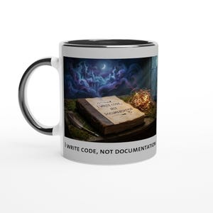 Könnte beinhalten: Weißer Keramikbecher mit schwarzem Henkel und Rand. Der Becher zeigt ein Bild eines Buches mit dem Text "I WRITE CODE, NOT DOCUMENTATION" und eine Fantasy-Szene. Der Becher hat eine Standardgröße von etwa 325 ml.