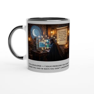 Könnte beinhalten: Weiße Keramik-Tasse mit schwarzem Innenraum und Henkel. Die Tasse zeigt ein Bild einer Person, die an einem Computer arbeitet, mit dem Text "I'M A DEVELOPER - I SOLVE PROBLEMS YOU DIDN'T KNOW YOU HAD IN WAYS YOU DON'T UNDERSTAND."