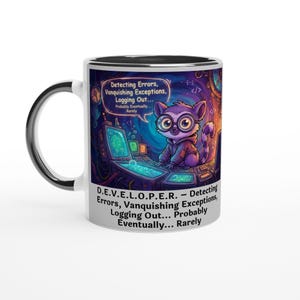 Könnte beinhalten: Weiße Keramiktasse mit schwarzem Innenraum und Henkel. Die Tasse zeigt eine farbenfrohe Illustration eines Comic-Lemuren mit Brille, der an einem Computer sitzt. Der Text auf der Tasse lautet "D.E.V.E.L.O.P.E.R."