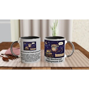 Könnte beinhalten: Zwei Keramikbecher mit schwarzem Innenraum und silberfarbenem Griff. Jeder Becher zeigt eine skurrile Illustration einer Eule mit dem Text "The Nocturnal Deployment Owl". Die Eule ist in einer Nachtszene mit Sternen und einem Mond dargestellt.