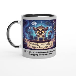 Könnte beinhalten: Weißer Keramikbecher mit schwarzem Innenraum und Griff. Der Becher zeigt einen Cartoon-Lemuren mit Brille, umgeben von Computerbildschirmen, und den Text "Constantly Overthinking, Debugging Every Runtime."