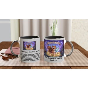 Könnte beinhalten: Zwei Keramikbecher mit schwarzem Innenraum und silberfarbenem Griff. Jeder Becher zeigt ein Cartoon-Eichhörnchen-Design mit dem Text "The Snippet-Caching Squirrel" und "The Ticket-Taming Forager". Die Becher stehen auf einem Holztisch.