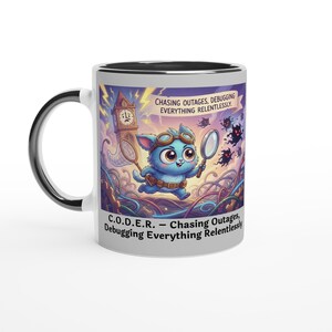 Könnte beinhalten: Weißer Keramikbecher mit schwarzem Innenraum und Henkel. Der Becher zeigt eine Cartoon-Illustration einer blauen Katze mit Brille, die eine Lupe und ein Netz hält. Der Text auf dem Becher lautet: "C.O.D.E.R. - Chasing Outages, Debugging Everything Relentlessly."