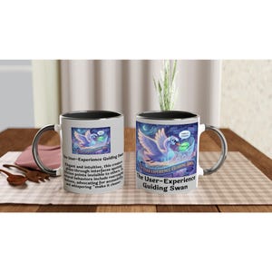 Könnte beinhalten: Zwei weiße Keramikbecher mit schwarzen Innenräumen und silbernen Griffen werden gezeigt. Jeder Becher hat ein Design einer Schwan mit einer Sprechblase mit der Aufschrift "make it clearer". Der Text "The User-Experience Guiding Swan" ist ebenfalls auf den Bechern aufgedruckt.