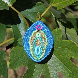 キラキラした猫のブローチ レア S 有益な宝石ロイヤル ブルーの生地輝くスパンコール虹色の唇刺繍ハーモニー カラーフランス製
