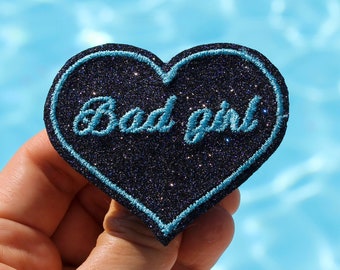 Broche Chica mala corazón tela negro morado azul lentejuelas bordado azul verde ajenjo hilo bordado mensaje en inglés hecho en Francia